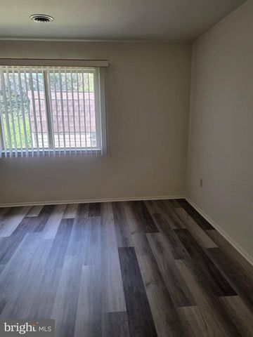 13 HONEYSUCKLE DR, Newark, DE 19702