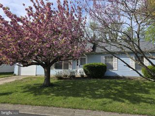 13 HONEYSUCKLE DR, Newark, DE 19702