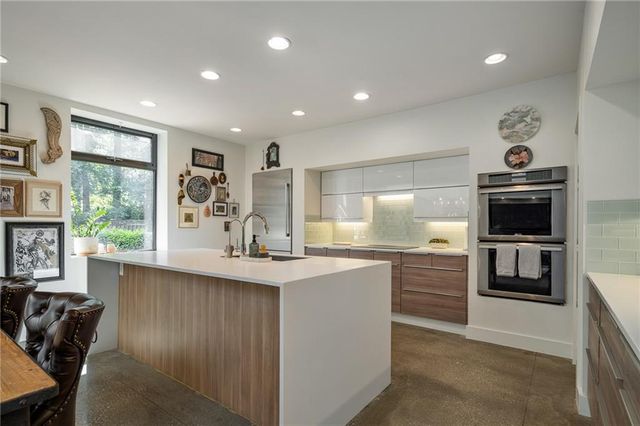 4717 CANAAN LAKE Circle, Kansas City, KS 66109