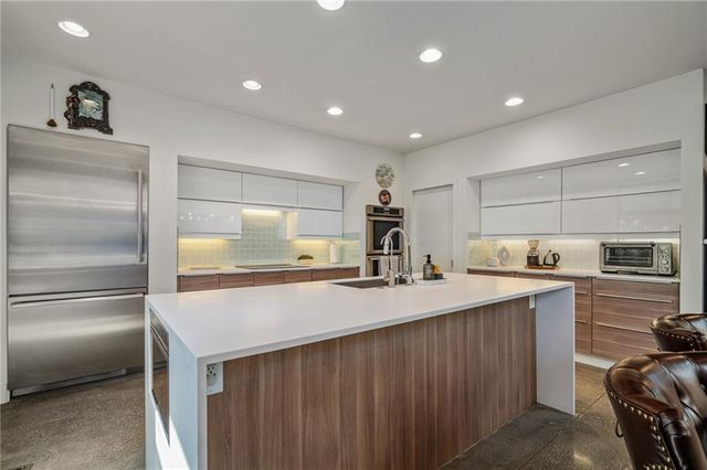 4717 CANAAN LAKE Circle, Kansas City, KS 66109