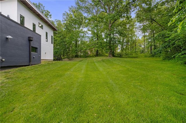 4717 CANAAN LAKE Circle, Kansas City, KS 66109