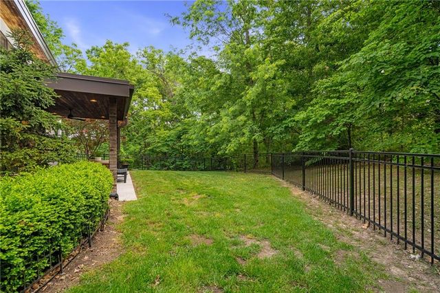 4717 CANAAN LAKE Circle, Kansas City, KS 66109