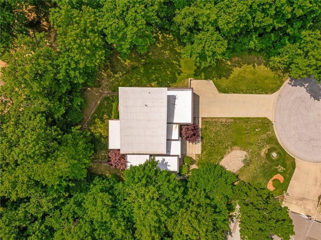 4717 CANAAN LAKE Circle, Kansas City, KS 66109