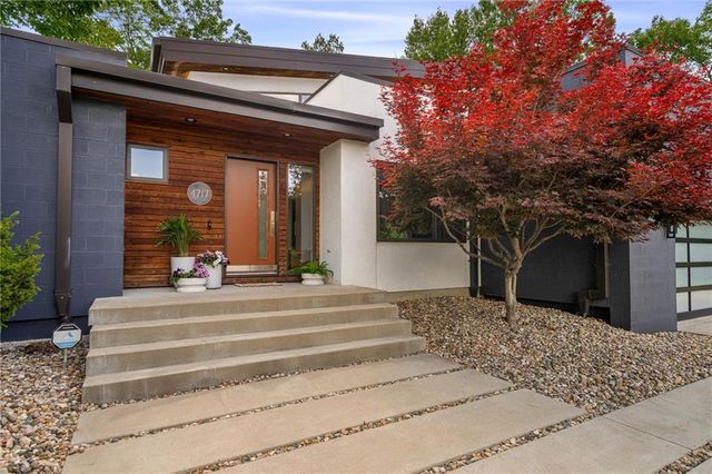 4717 CANAAN LAKE Circle, Kansas City, KS 66109