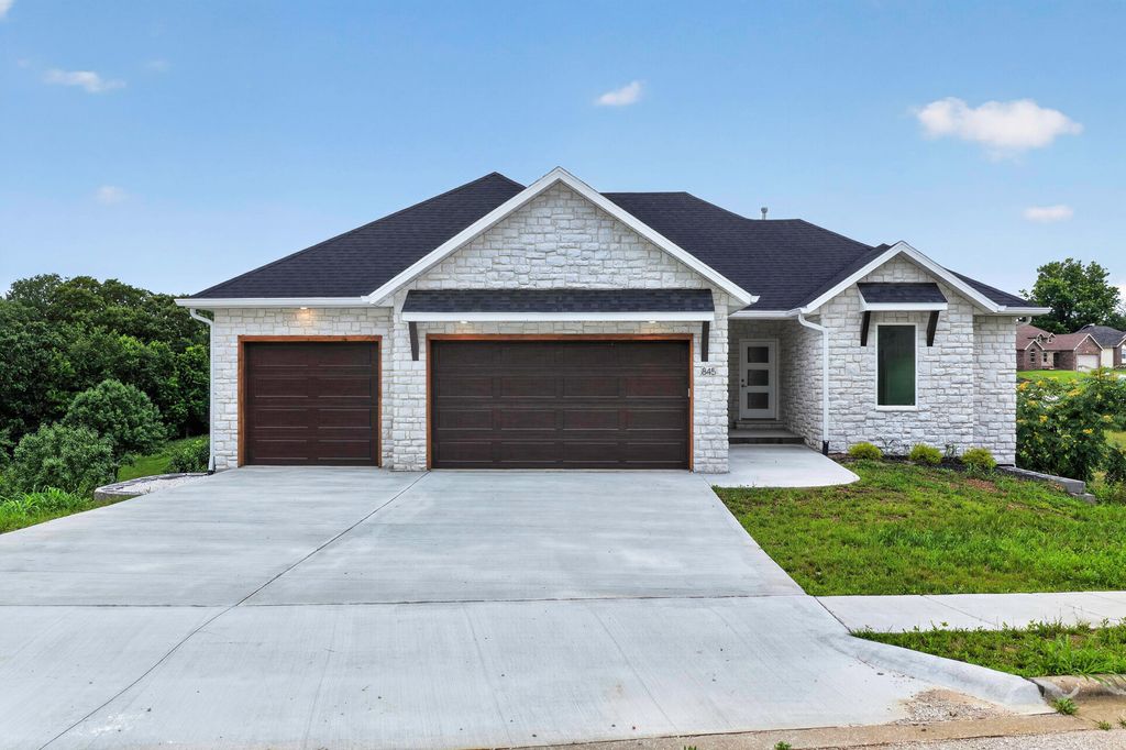 845 S Black Sands Avenue, Nixa, MO 65714