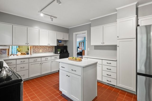 6 Folly Ln, Westborough, MA 01581