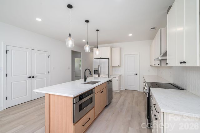 423 S Pinchback Avenue, Bessemer City, NC 28016