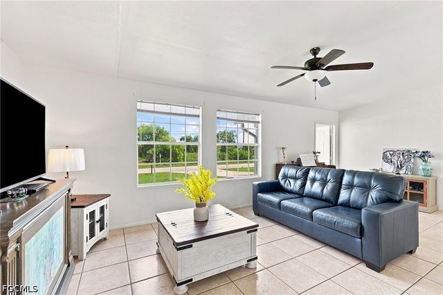 302 NW 5th TER, Cape Coral, FL 33993
