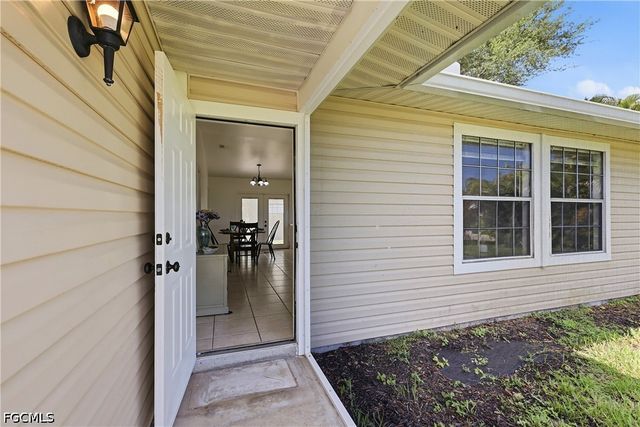 302 NW 5th TER, Cape Coral, FL 33993