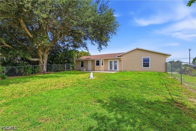 302 NW 5th TER, Cape Coral, FL 33993
