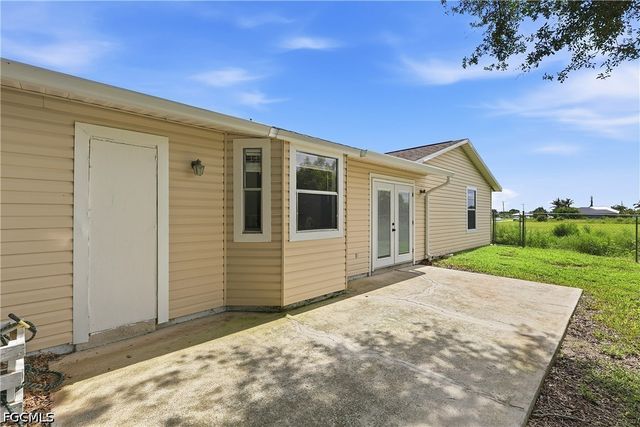 302 NW 5th TER, Cape Coral, FL 33993