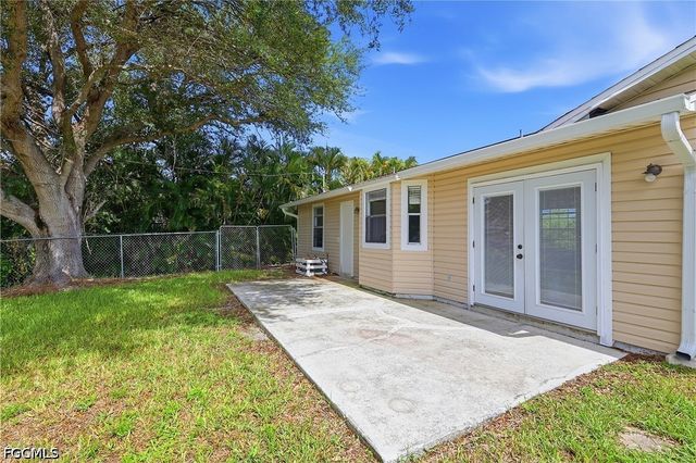 302 NW 5th TER, Cape Coral, FL 33993
