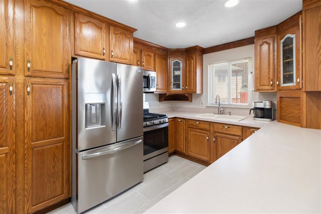 33112 Lynx Court, Westland, MI 48185