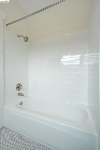 1068 66Th St, Oakland, CA 94608