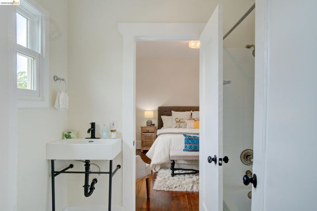 1068 66Th St, Oakland, CA 94608