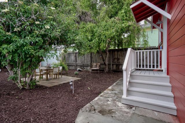 1068 66Th St, Oakland, CA 94608