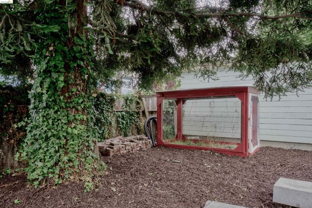 1068 66Th St, Oakland, CA 94608