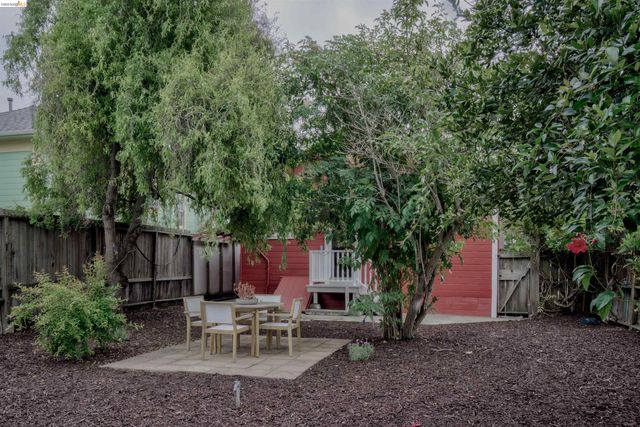 1068 66Th St, Oakland, CA 94608