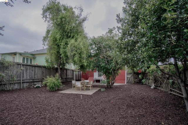 1068 66Th St, Oakland, CA 94608