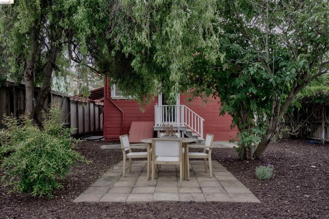 1068 66Th St, Oakland, CA 94608