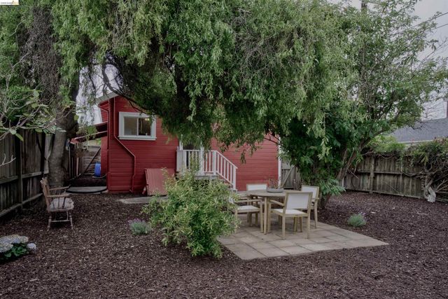 1068 66Th St, Oakland, CA 94608