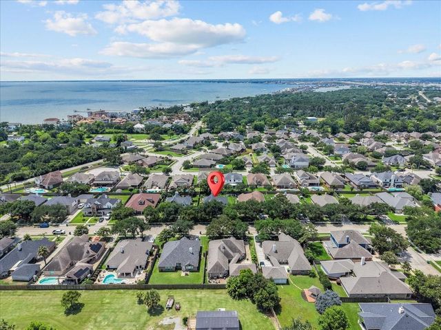 926 Mystic Village Lane, Seabrook, TX 77586