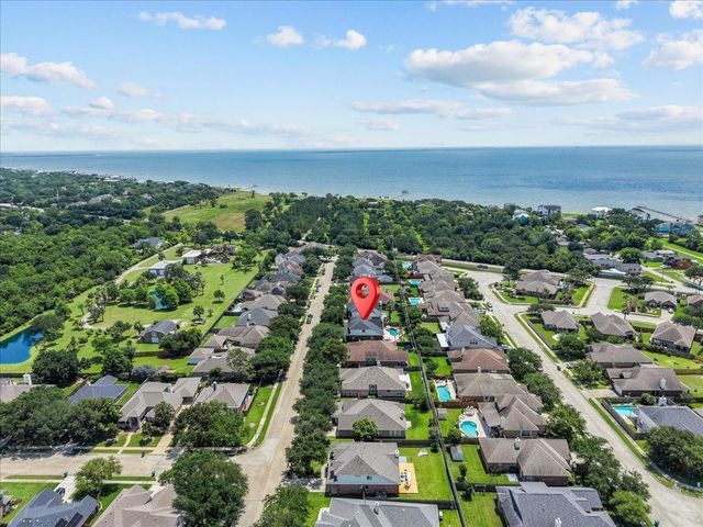 926 Mystic Village Lane, Seabrook, TX 77586