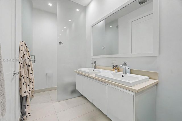 10260 NW 63rd Ter 203, Miami, FL 33178