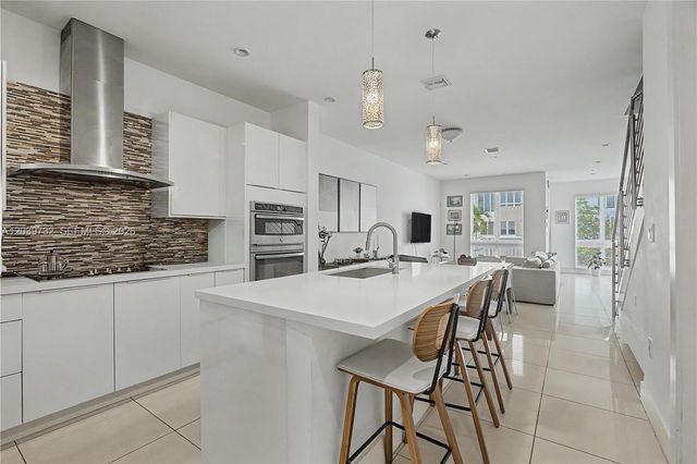 10260 NW 63rd Ter 203, Miami, FL 33178
