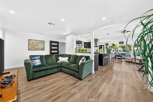 2043 Raymond, Signal Hill, CA 90755
