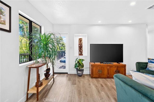 2043 Raymond, Signal Hill, CA 90755