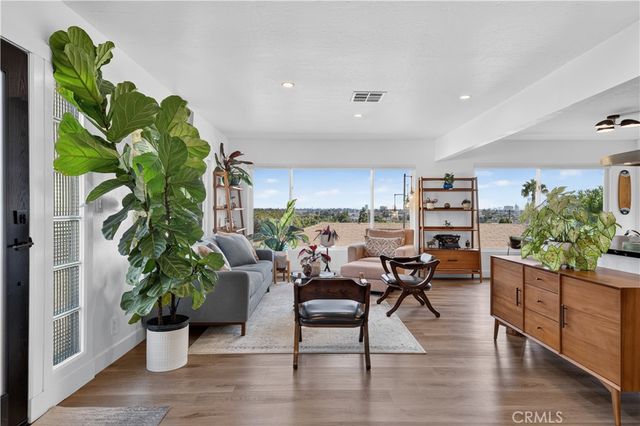 2043 Raymond, Signal Hill, CA 90755