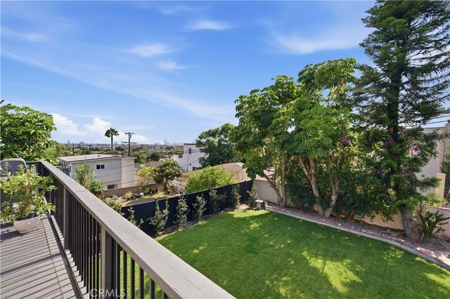 2043 Raymond, Signal Hill, CA 90755