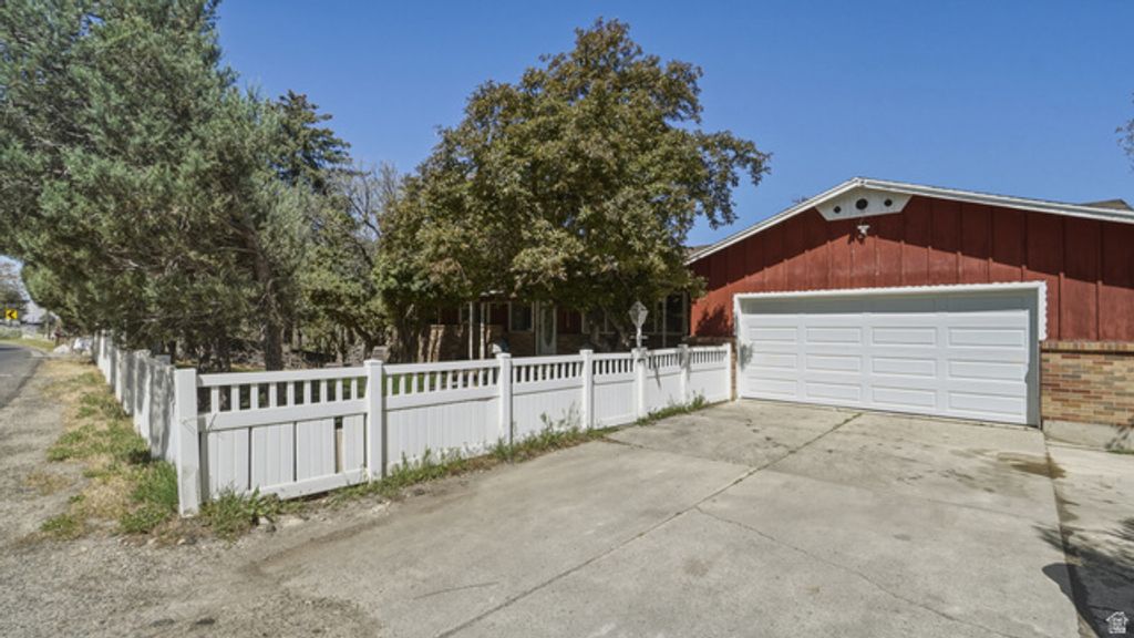 Image 2 of property listing at 2025 E DIMPLE DELL RD, Sandy, UT 84092
