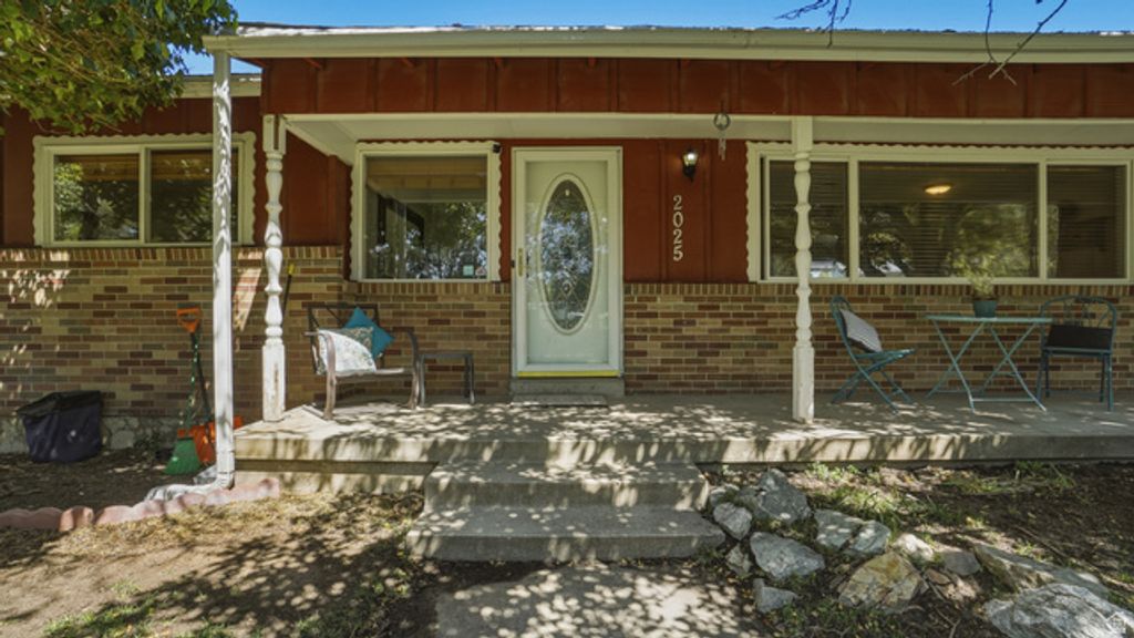Image 3 of property listing at 2025 E DIMPLE DELL RD, Sandy, UT 84092