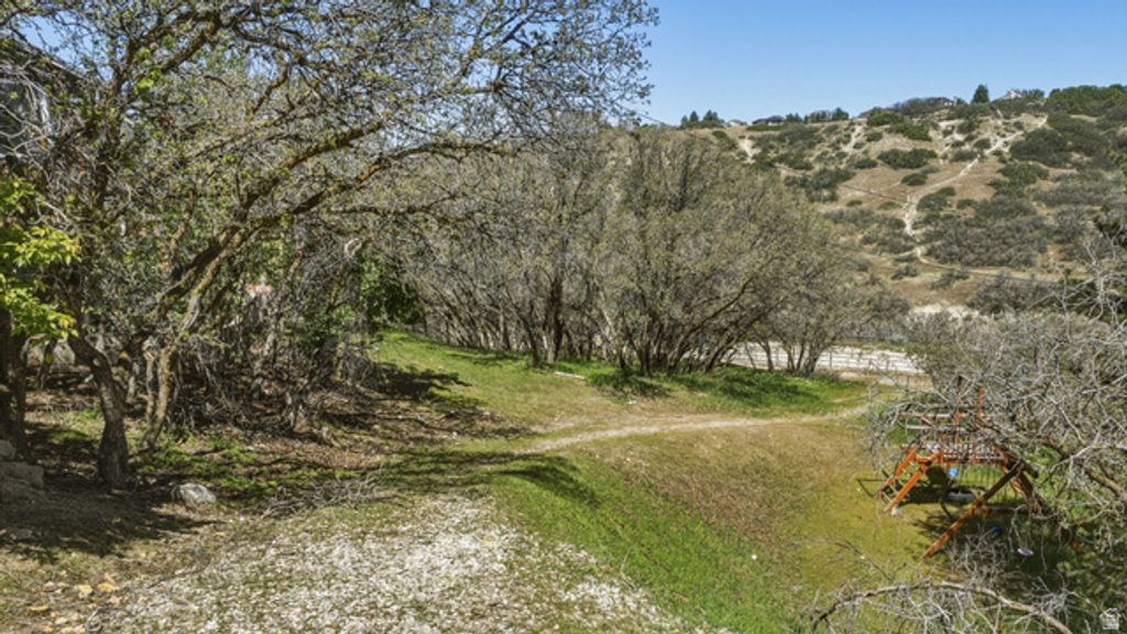 Image 39 of property listing at 2025 E DIMPLE DELL RD, Sandy, UT 84092