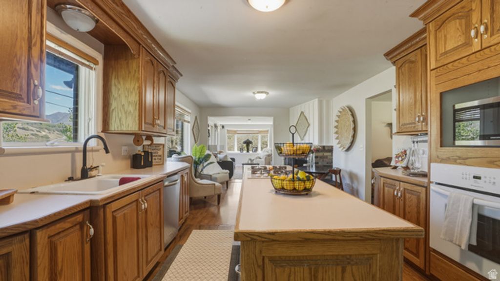 Image 8 of property listing at 2025 E DIMPLE DELL RD, Sandy, UT 84092