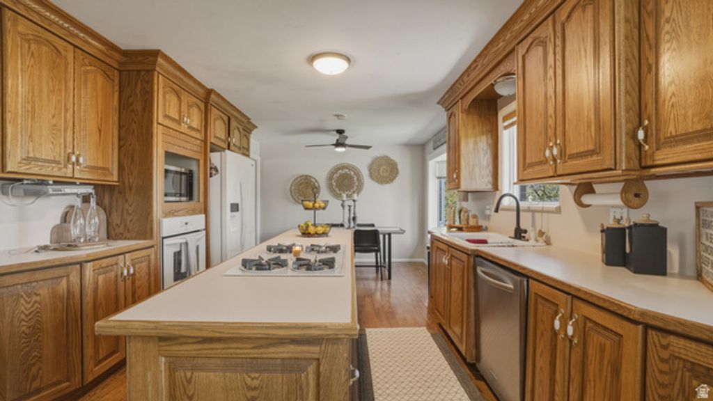 Image 10 of property listing at 2025 E DIMPLE DELL RD, Sandy, UT 84092