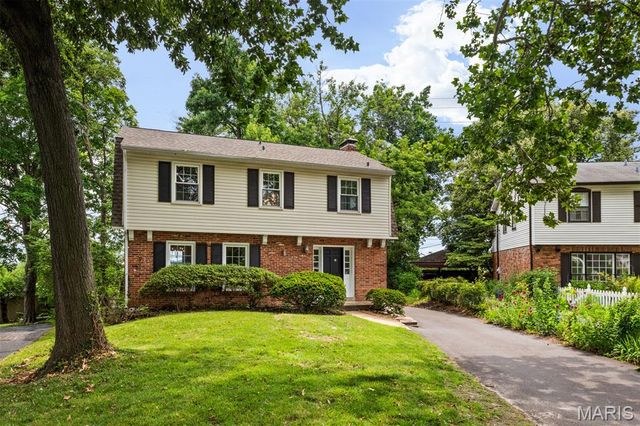 8562 Colonial Lane, Ladue, MO 63124