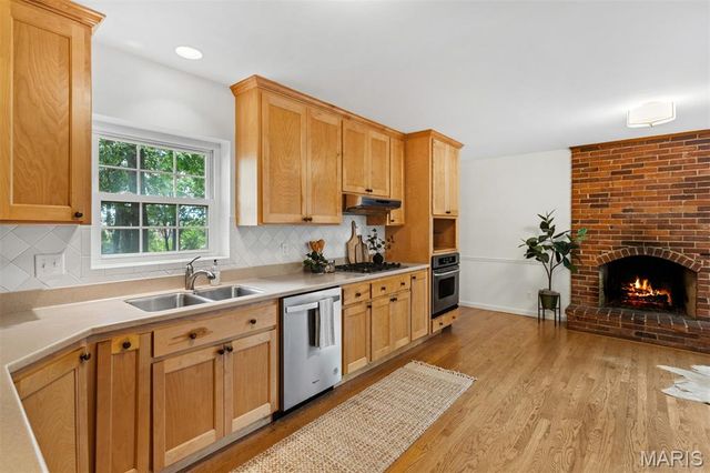 8562 Colonial Lane, Ladue, MO 63124