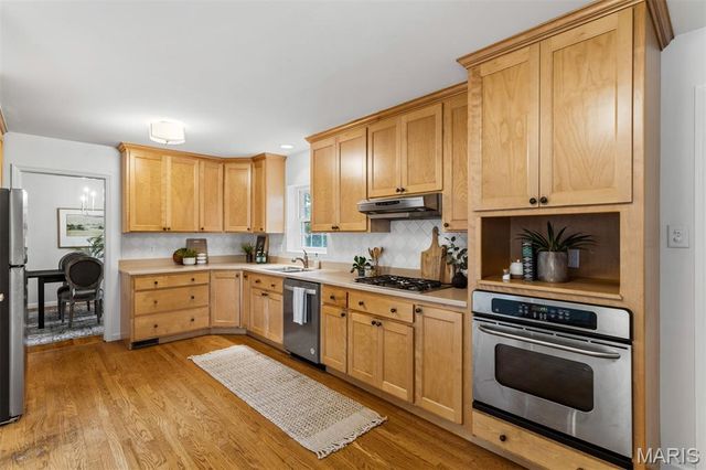 8562 Colonial Lane, Ladue, MO 63124