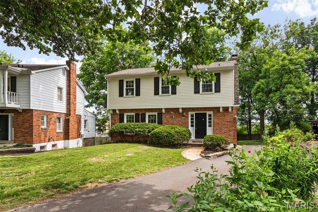 8562 Colonial Lane, Ladue, MO 63124