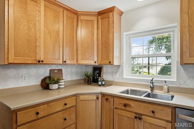 8562 Colonial Lane, Ladue, MO 63124
