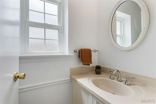 8562 Colonial Lane, Ladue, MO 63124