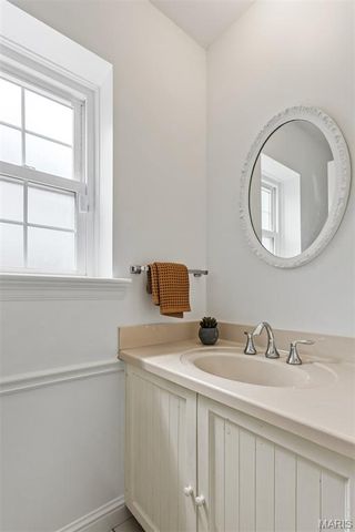 8562 Colonial Lane, Ladue, MO 63124