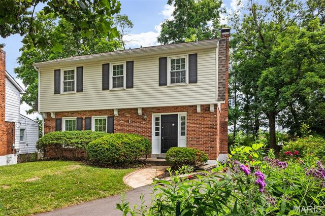 8562 Colonial Lane, Ladue, MO 63124