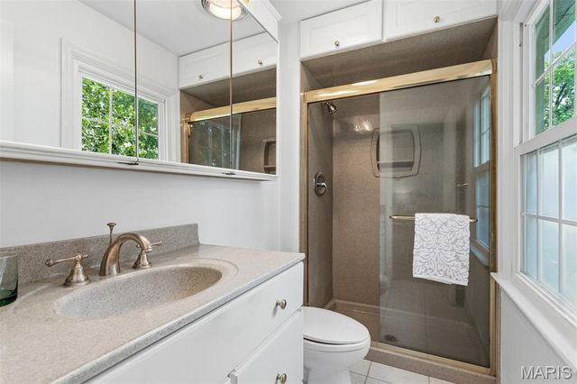8562 Colonial Lane, Ladue, MO 63124