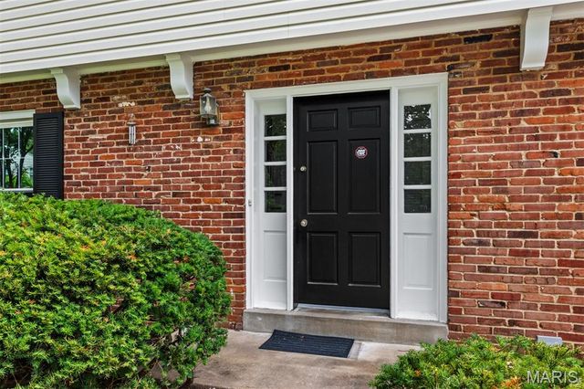 8562 Colonial Lane, Ladue, MO 63124