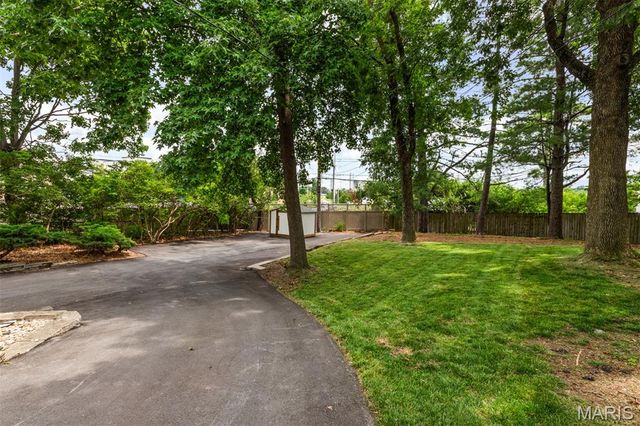 8562 Colonial Lane, Ladue, MO 63124