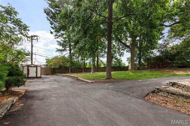 8562 Colonial Lane, Ladue, MO 63124